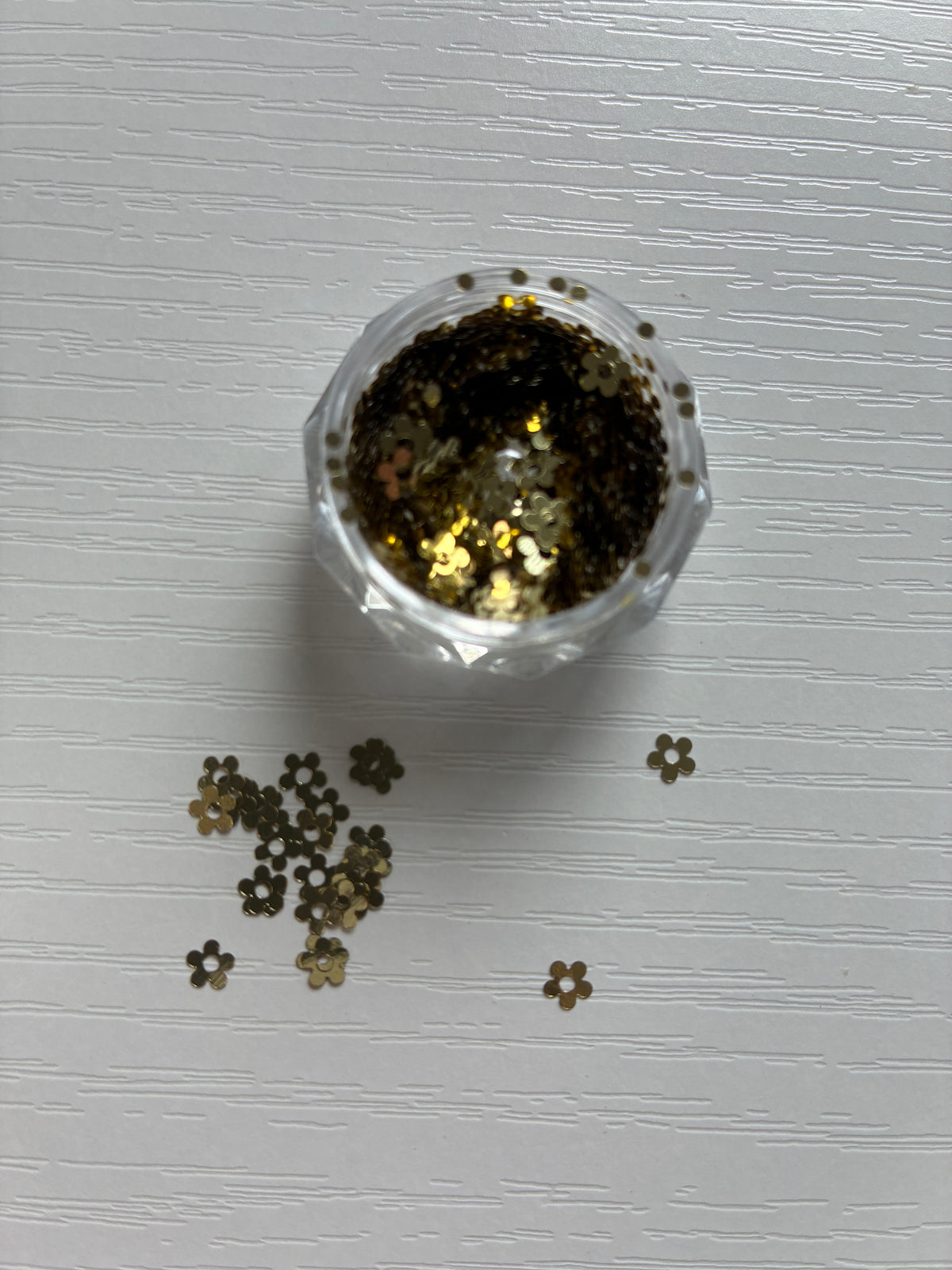 Paillettes fleurs dorées – Décoration Nail Art