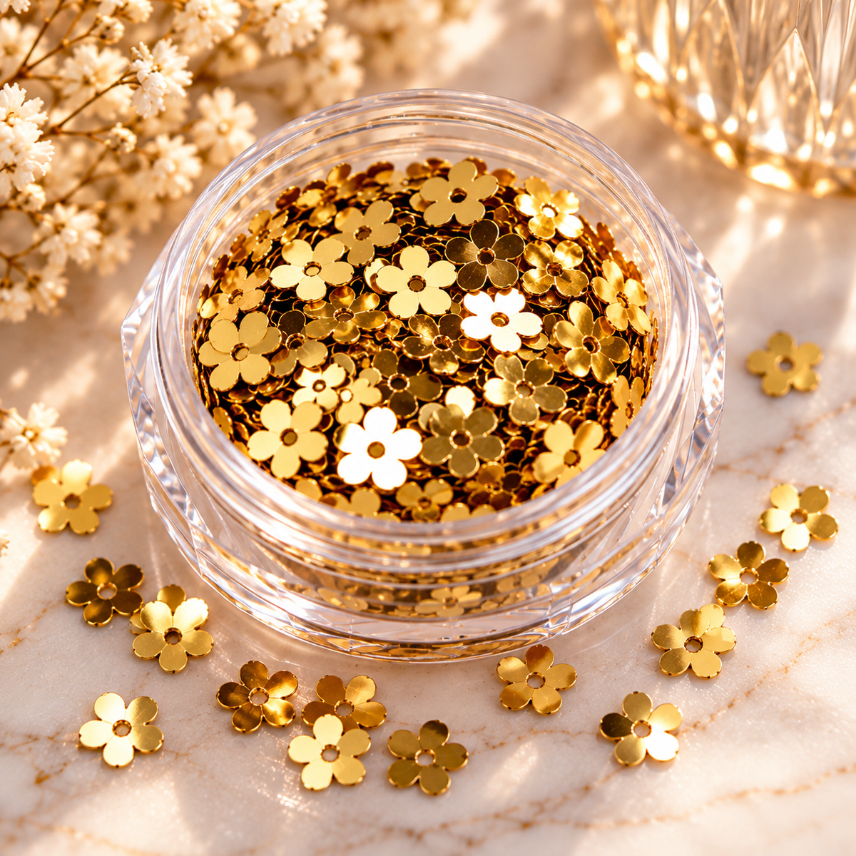 Paillettes fleurs dorées – Décoration Nail Art