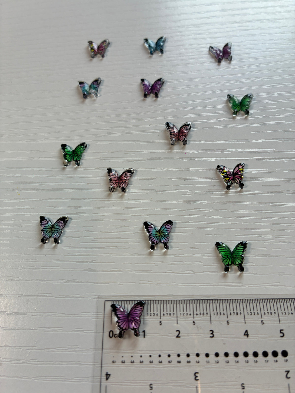 Papillons Nail Art multicolores – Lot de 10 – Assortiment aléatoire