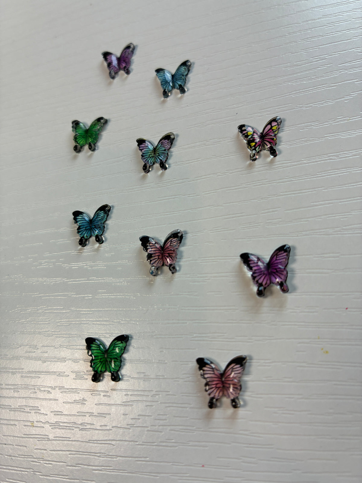Papillons Nail Art multicolores – Lot de 10 – Assortiment aléatoire