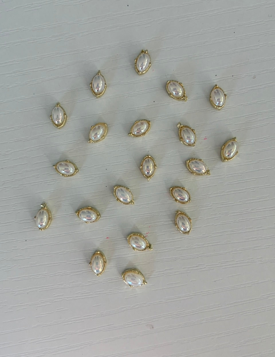 Perles nacrées ovales dorées Nail Art – Lot de 20