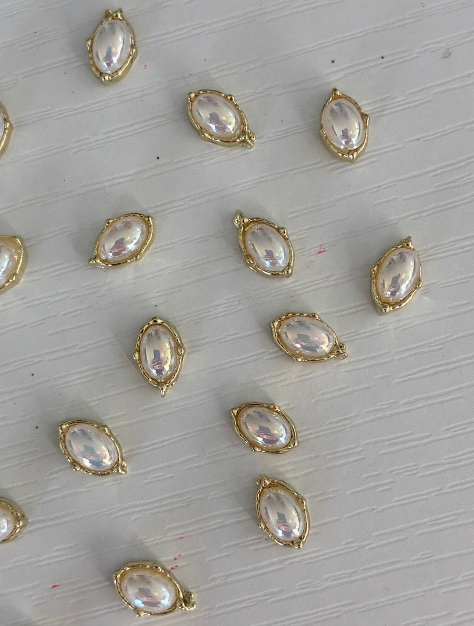 Perles nacrées ovales dorées Nail Art – Lot de 20