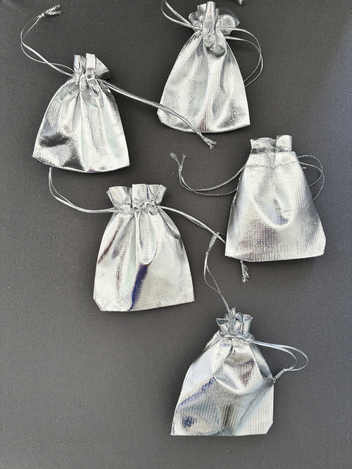 Lot de 5 pochettes cadeaux argentées métallisées – Bijoux et accessoires – 7 × 9 cm