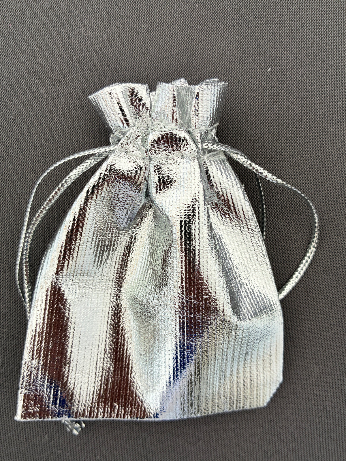 Lot de 5 pochettes cadeaux argentées métallisées – Bijoux et accessoires – 7 × 9 cm