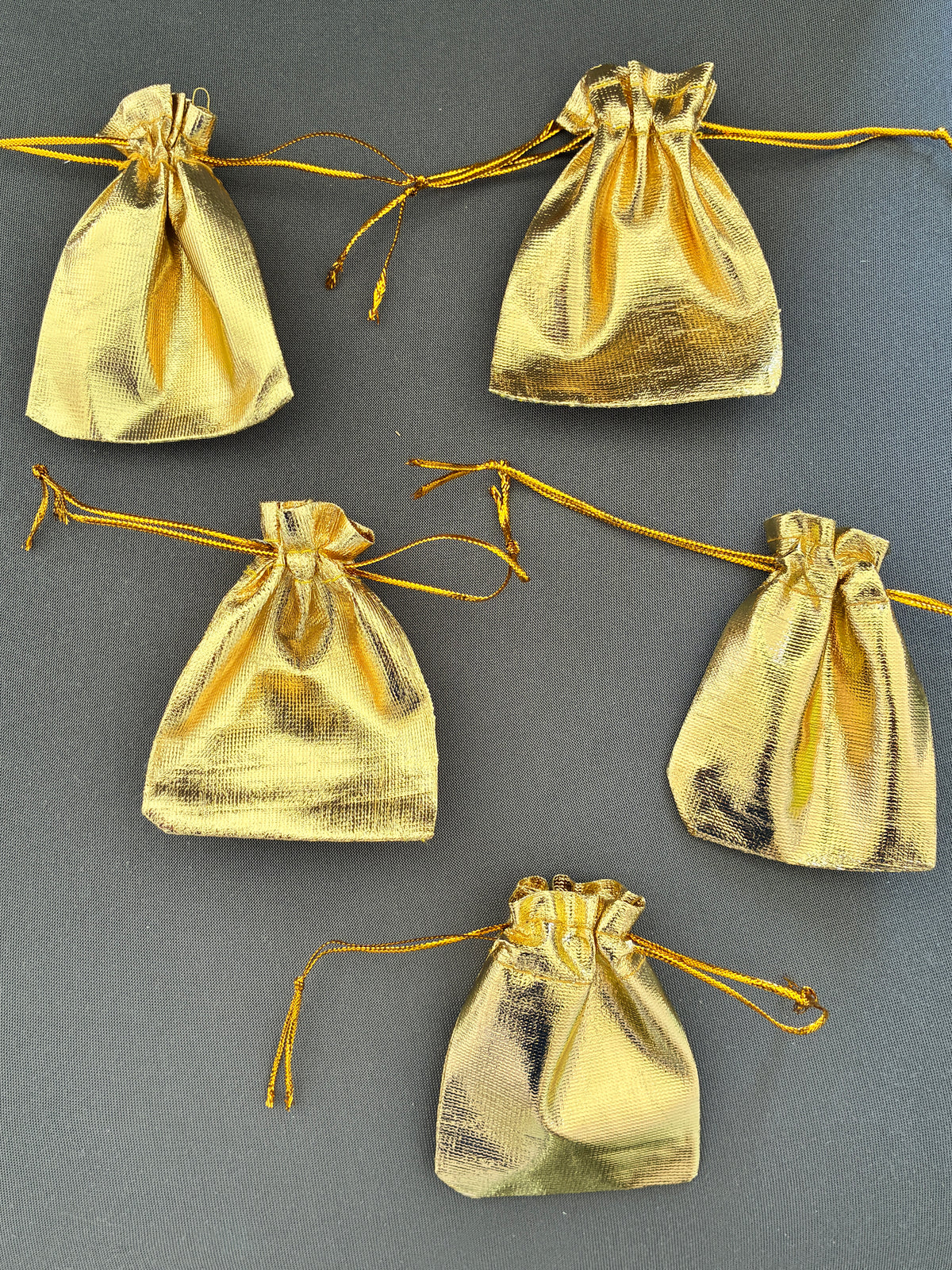 Lot de 5 pochettes cadeaux dorées métallisées – Bijoux et accessoires – 7 × 9 cm