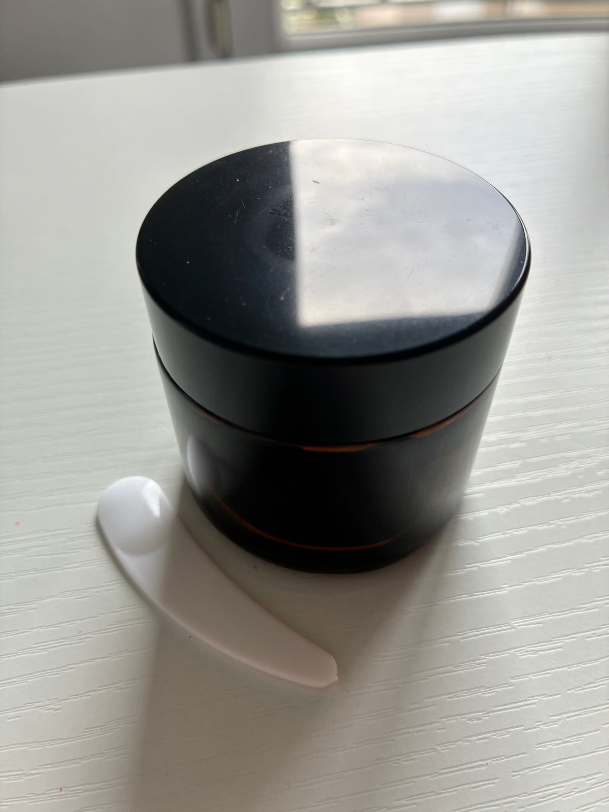 Pot en verre ambré 50 ml avec spatule