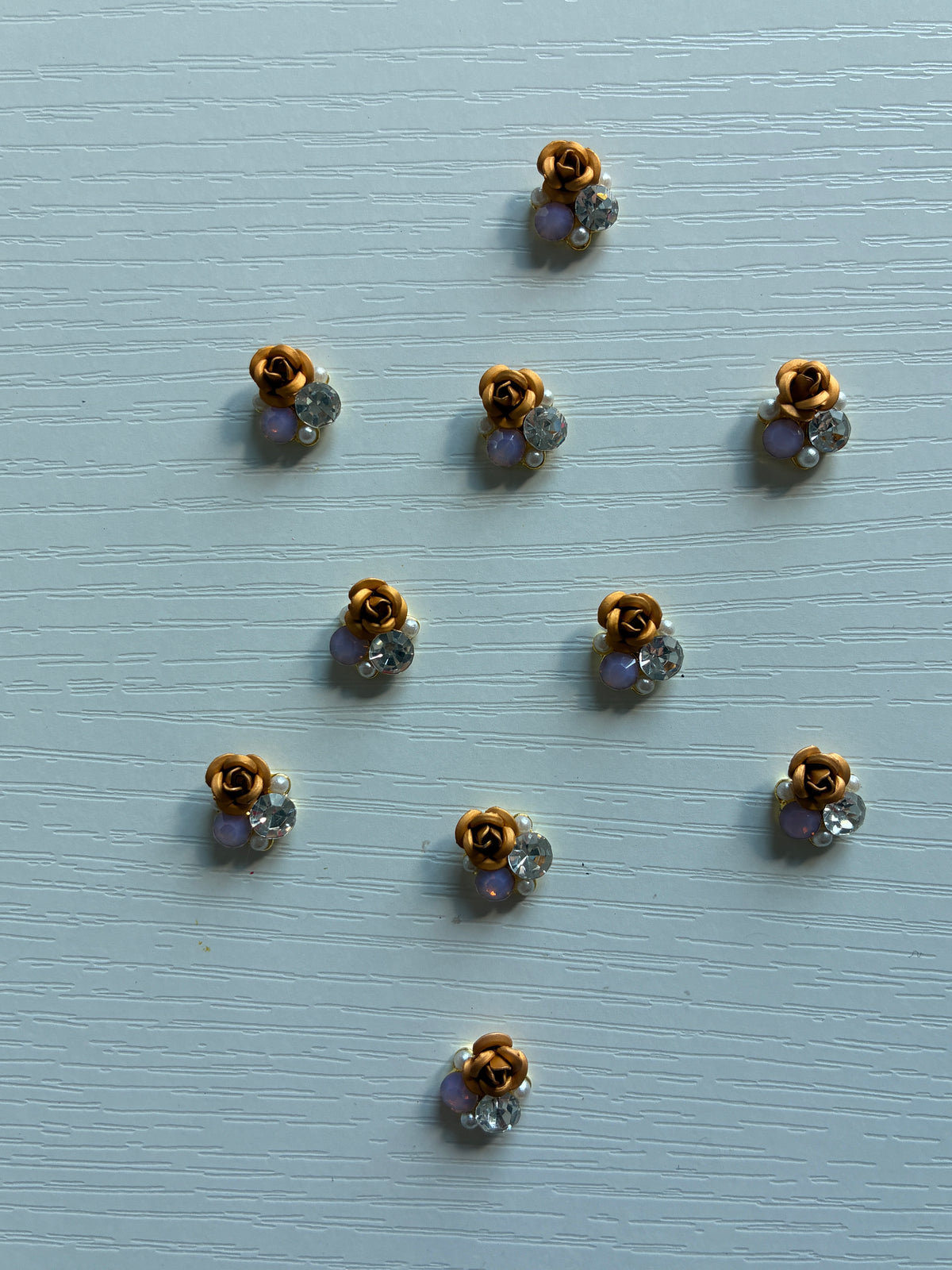 Roses 3D mordorées avec strass et perles – Lot de 10