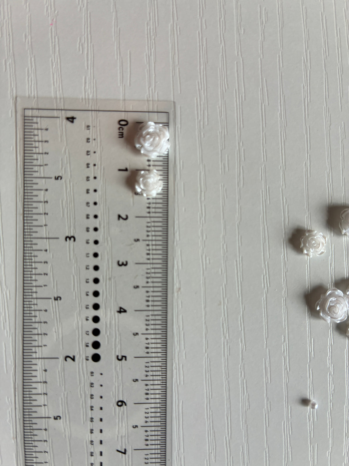 Décorations Nail Art 3D – Roses blanches nacrées et perles