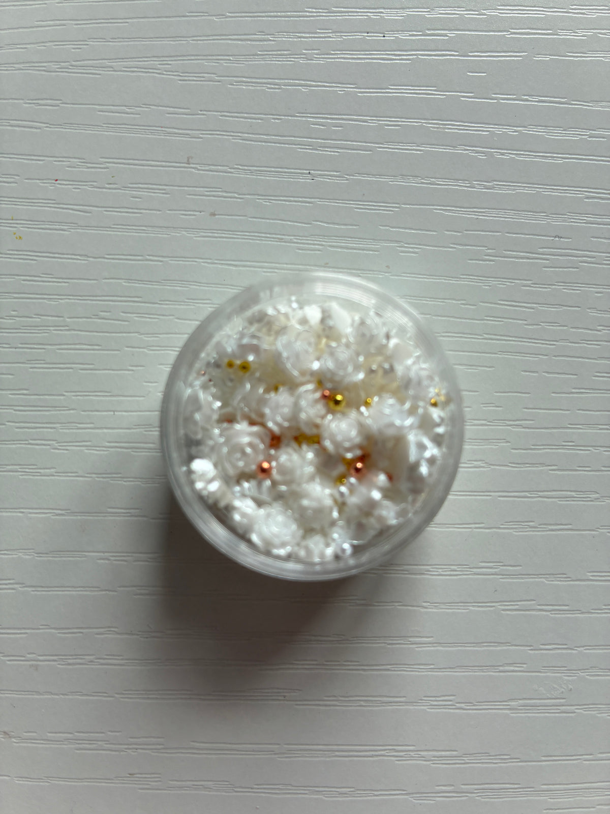 Décorations Nail Art 3D – Roses blanches nacrées et perles