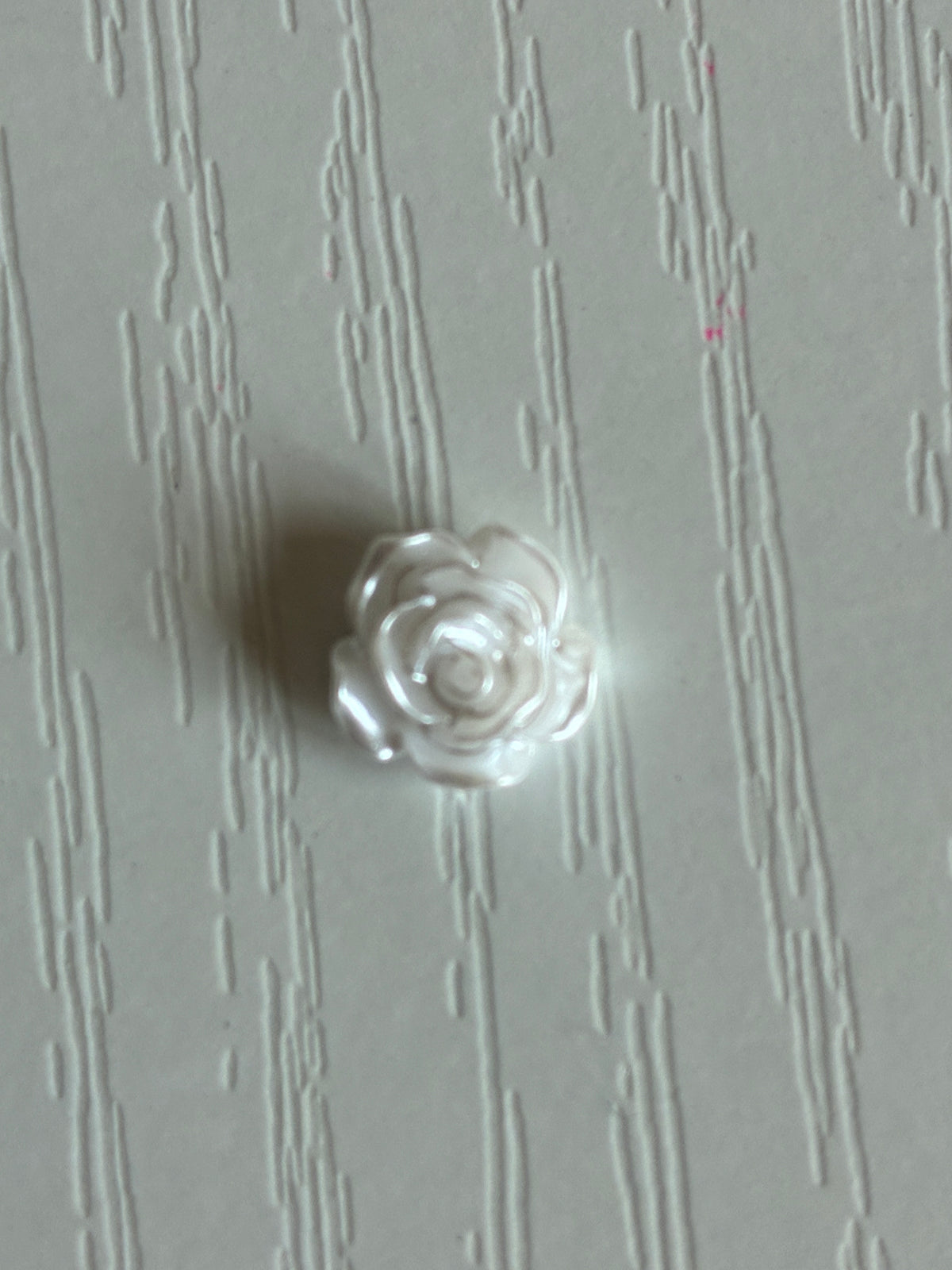 Décorations Nail Art 3D – Roses blanches nacrées et perles