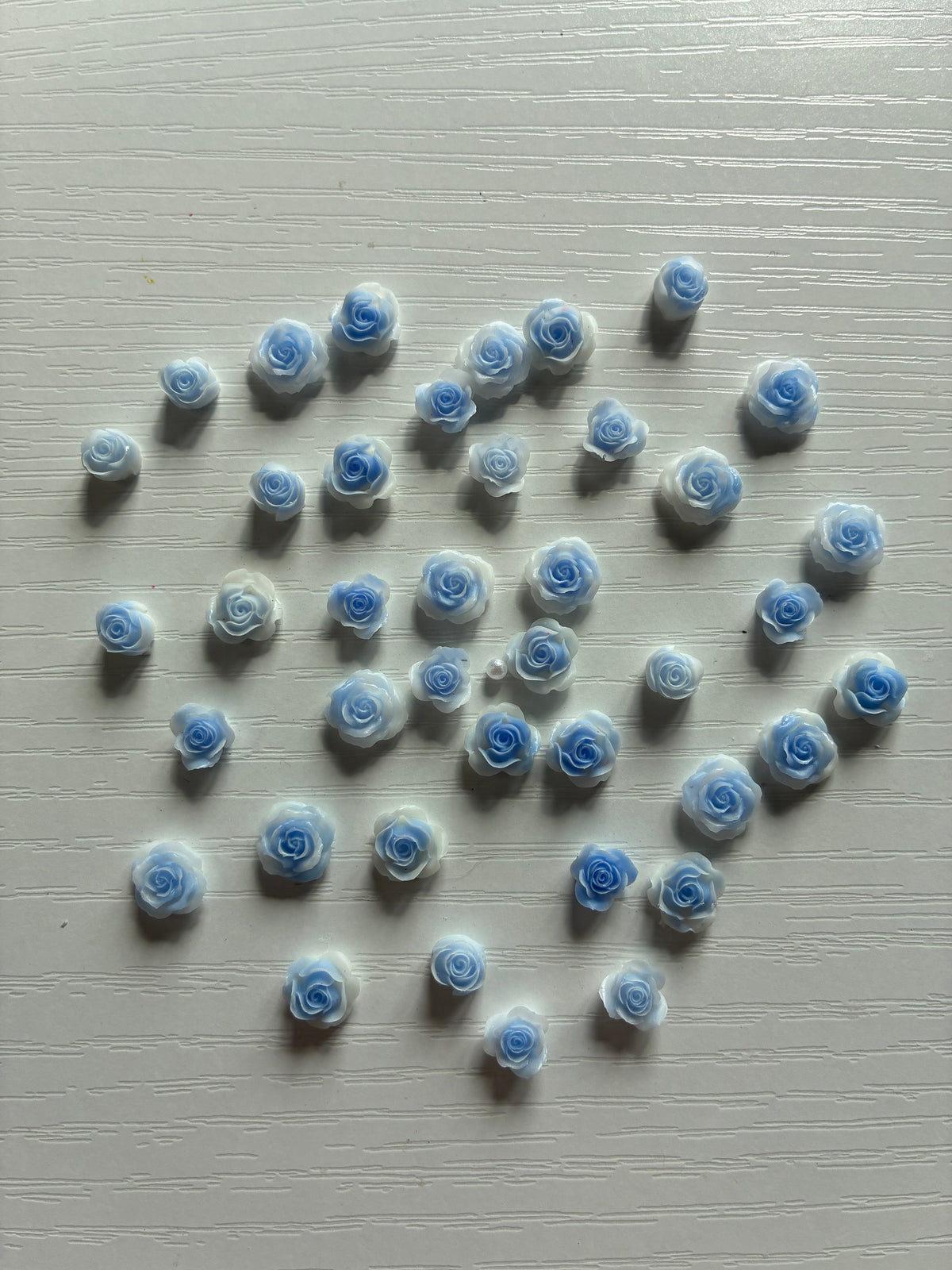Mini roses bleues et blanches 3D – Nail Art et décoration