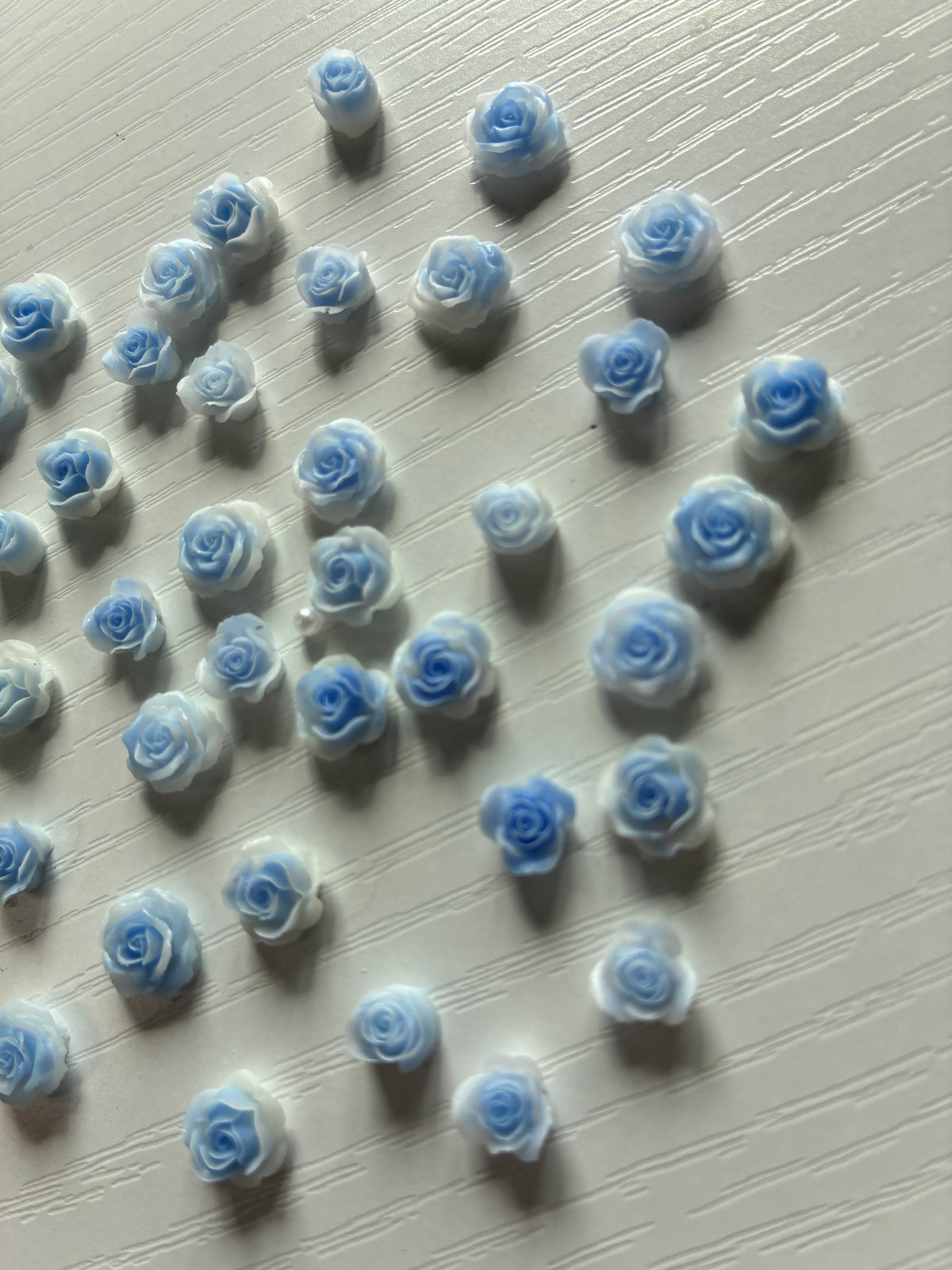 Mini roses bleues et blanches 3D – Nail Art et décoration
