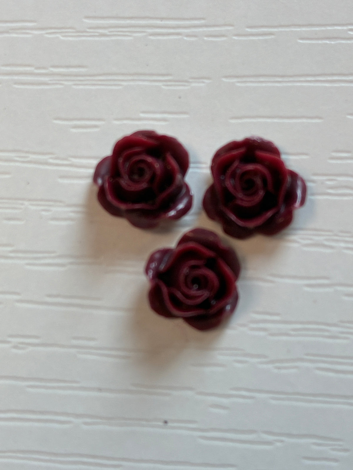 Petites roses bordeaux et feuilles 3D – Nail Art et décoration