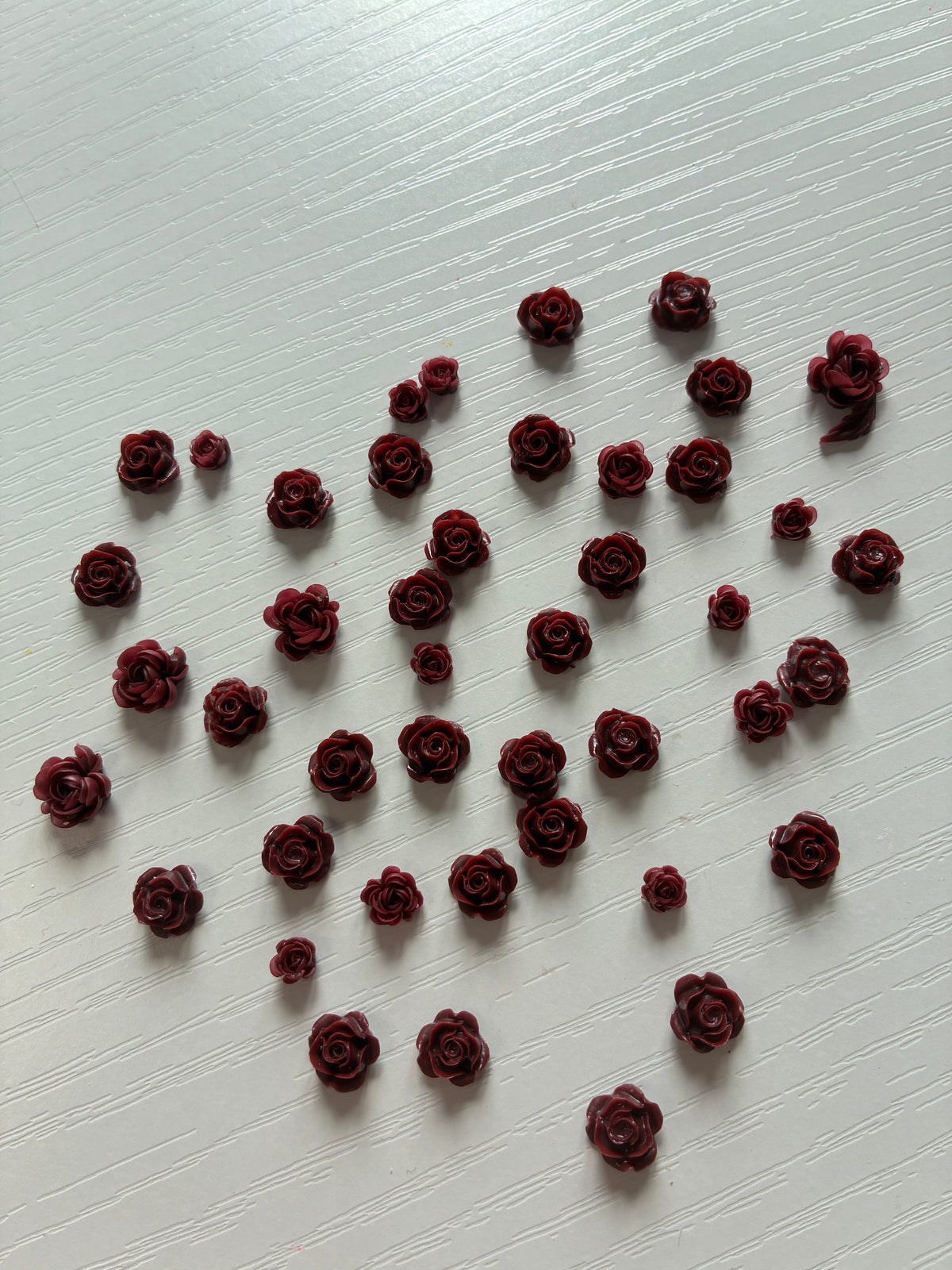 Petites roses bordeaux et feuilles 3D – Nail Art et décoration
