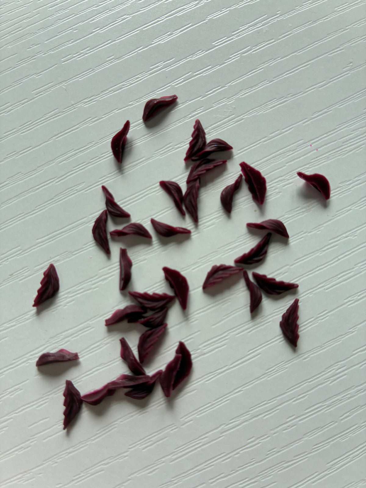 Petites roses bordeaux et feuilles 3D – Nail Art et décoration