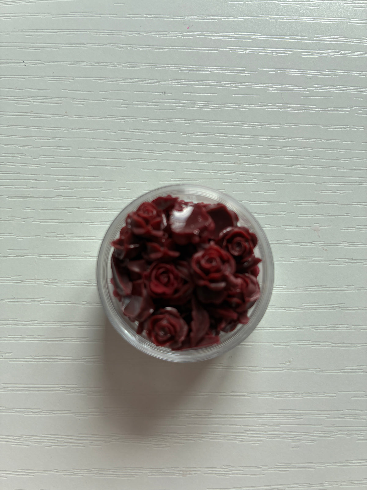 Petites roses bordeaux et feuilles 3D – Nail Art et décoration