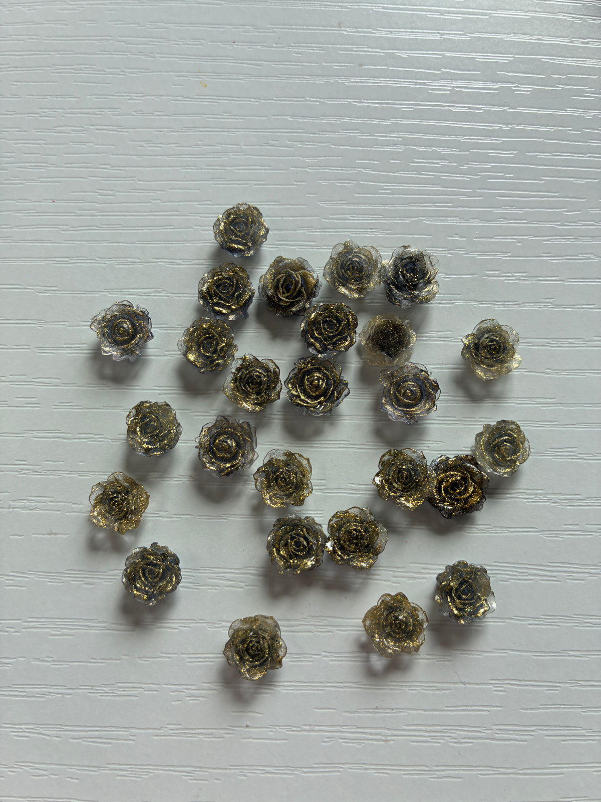 Mini roses 3D noires et dorées – Nail Art et décoration – Boîte assortie