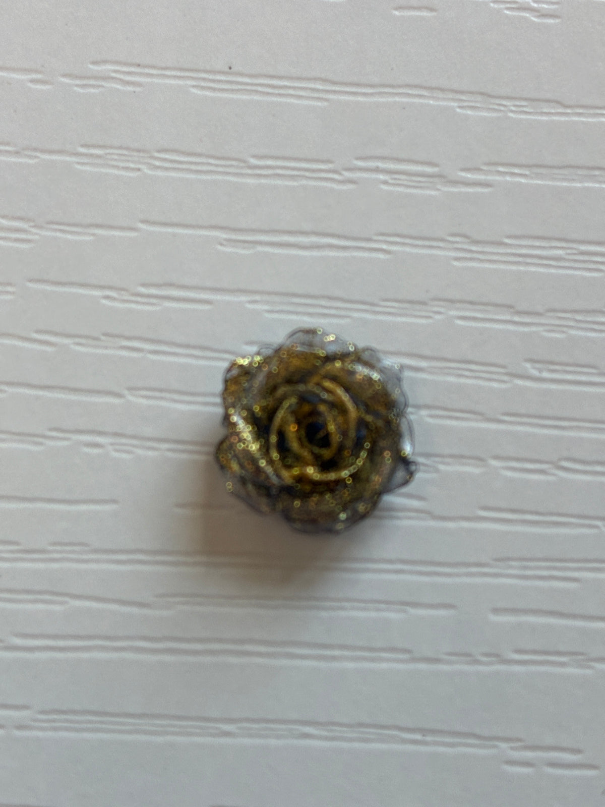 Mini roses 3D noires et dorées – Nail Art et décoration – Boîte assortie