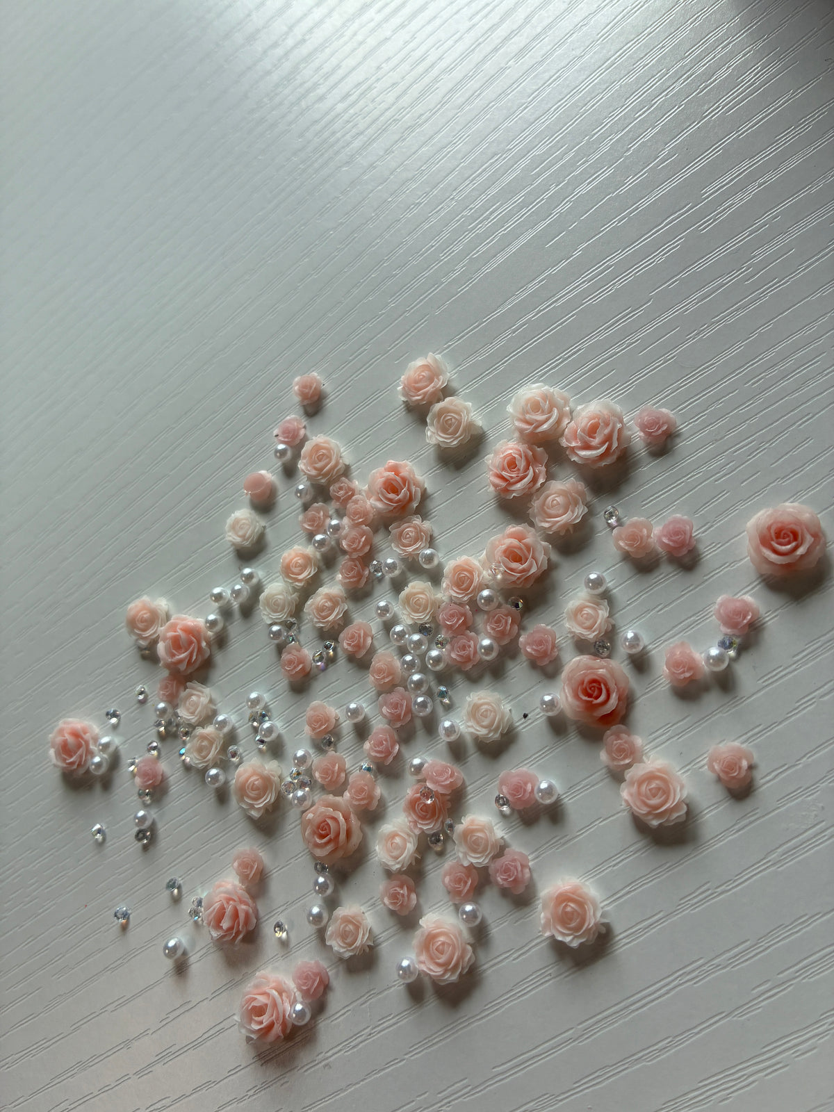 Décorations Nail Art 3D – Roses rose poudré, perles et strass