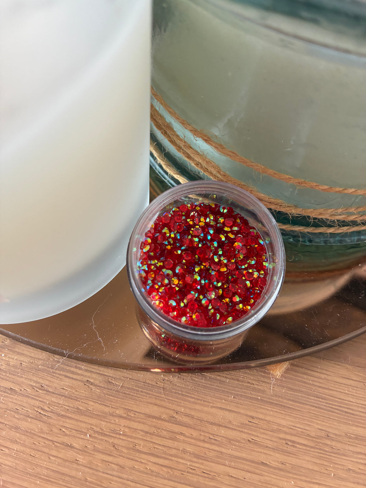 Petits strass rouges pour Nail Art – Reflets irisés