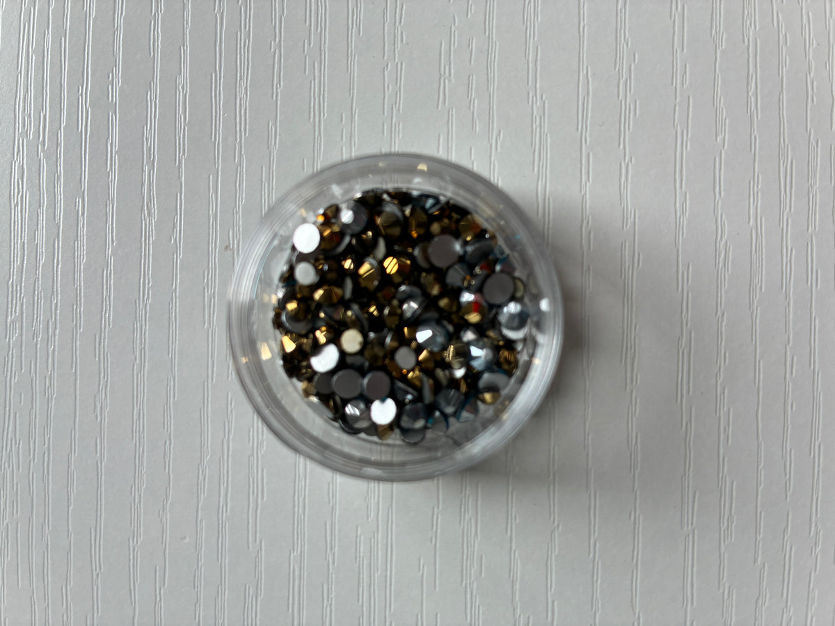 Strass clous dorés et argentés – 2 tailles – Nail Art
