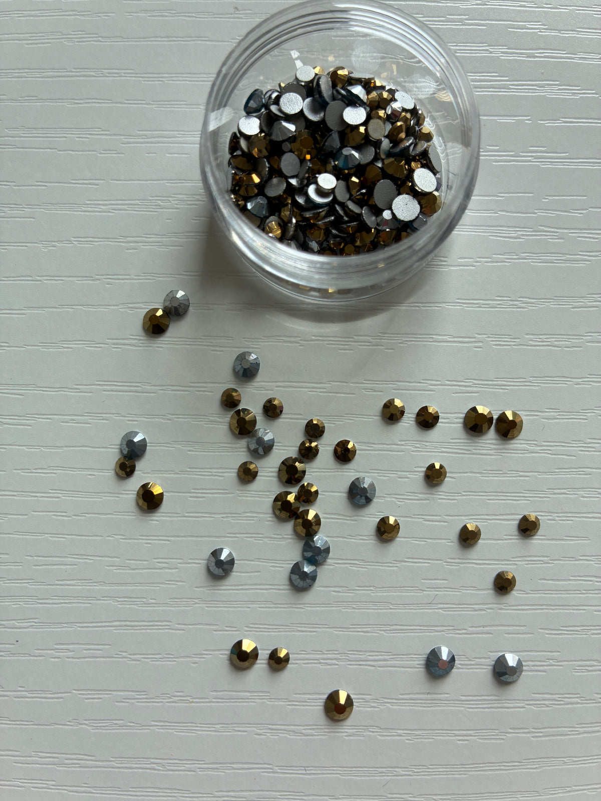 Strass clous dorés et argentés – 2 tailles – Nail Art
