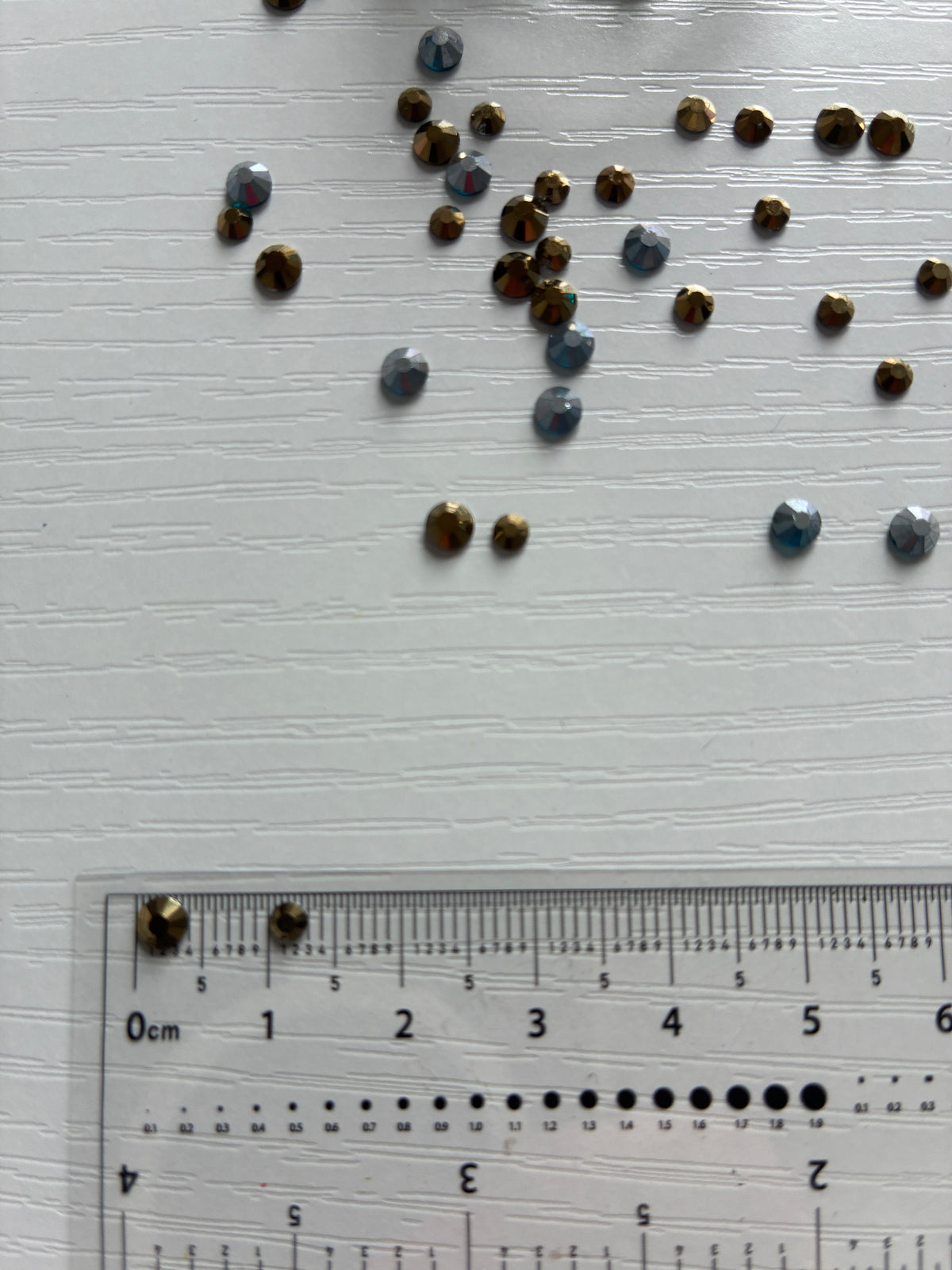 Strass clous dorés et argentés – 2 tailles – Nail Art