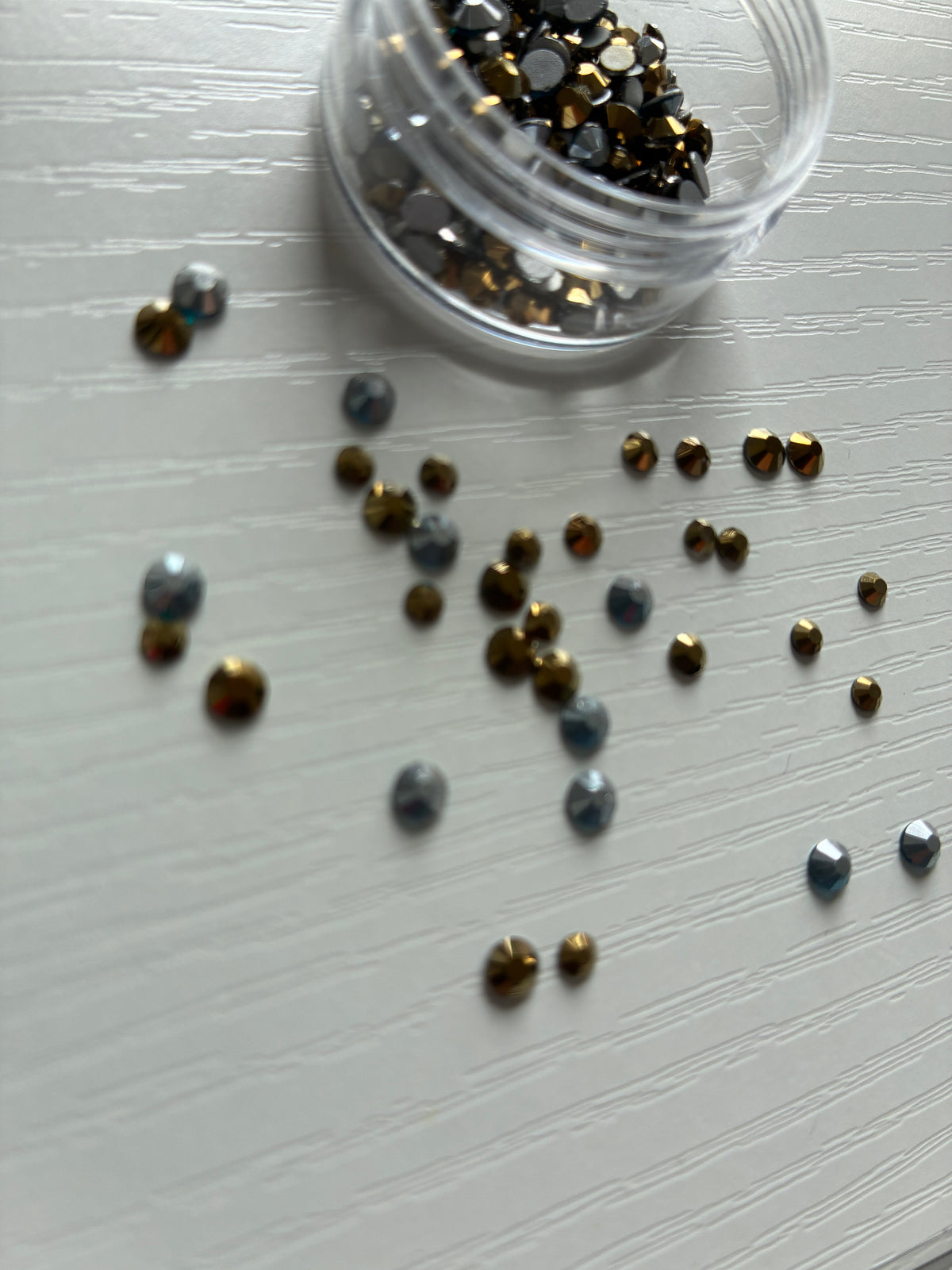 Strass clous dorés et argentés – 2 tailles – Nail Art