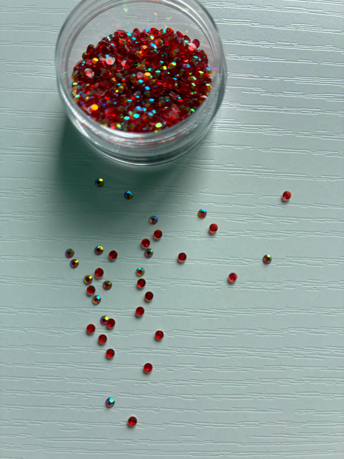 Petits strass rouges pour Nail Art – Reflets irisés