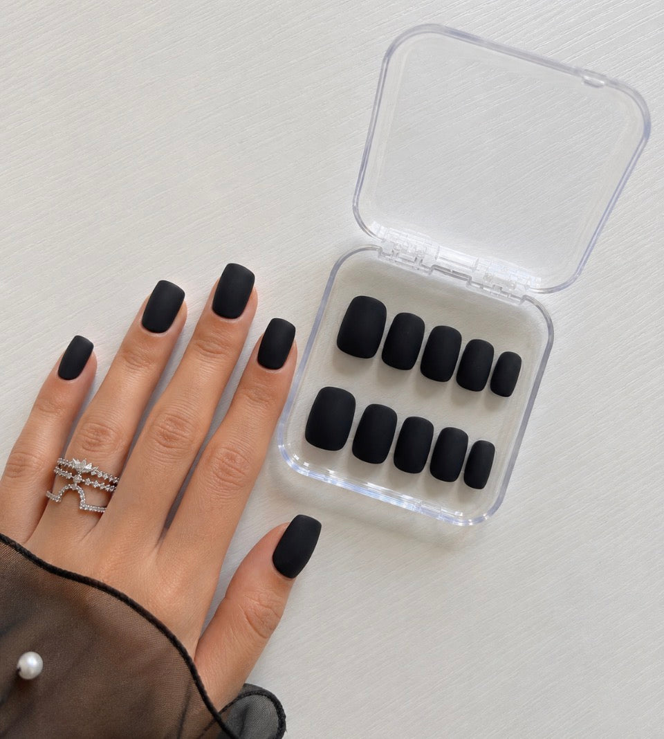 Les Essentiels – Black Velvet – Carré court XS