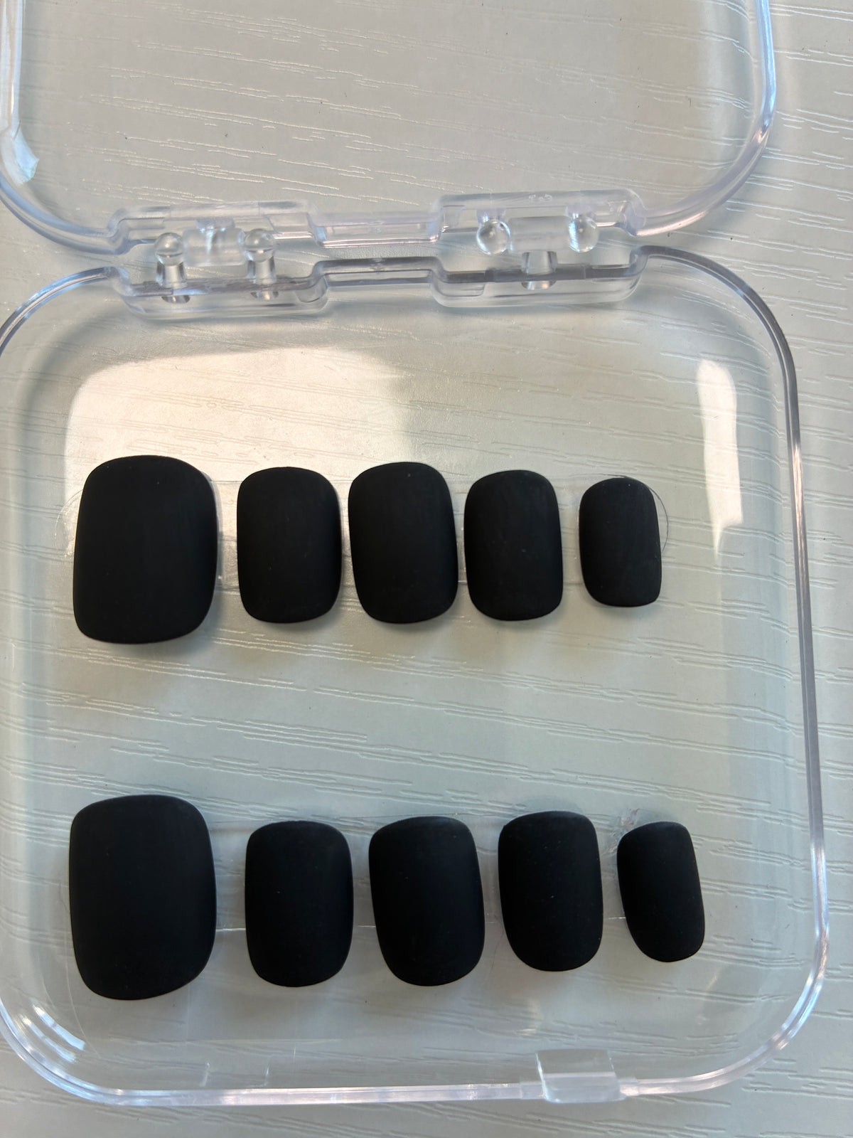Les Essentiels – Black Velvet – Carré court XS