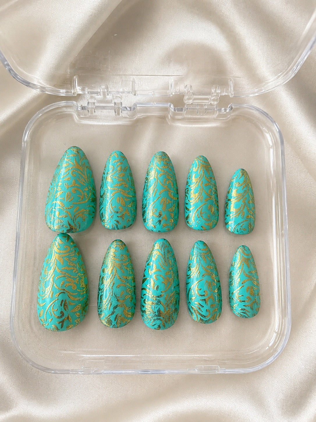 Victoria turquoise – Arabesques dorées – Amande M