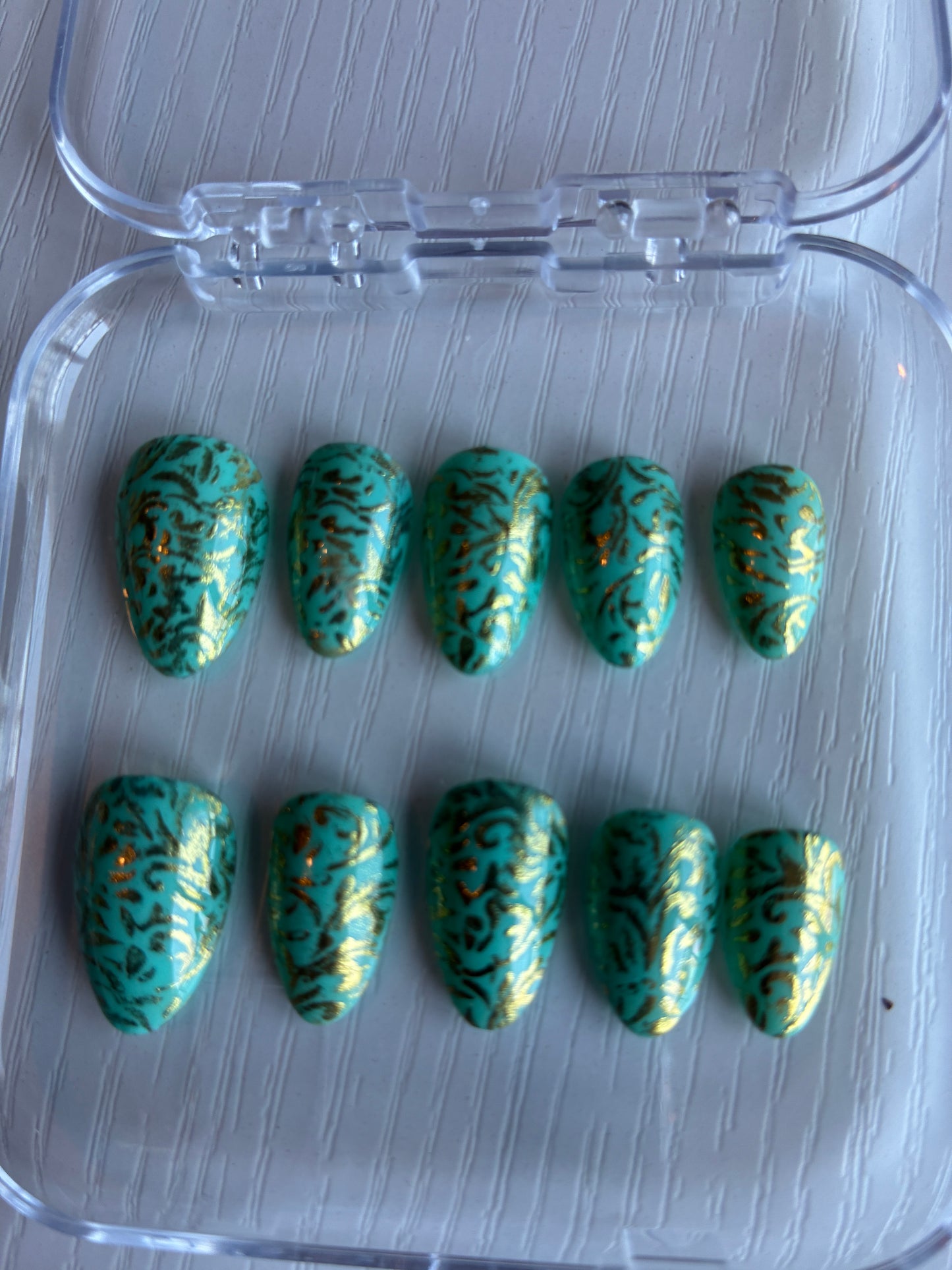 Victoria turquoise – Arabesques dorées – Amande S