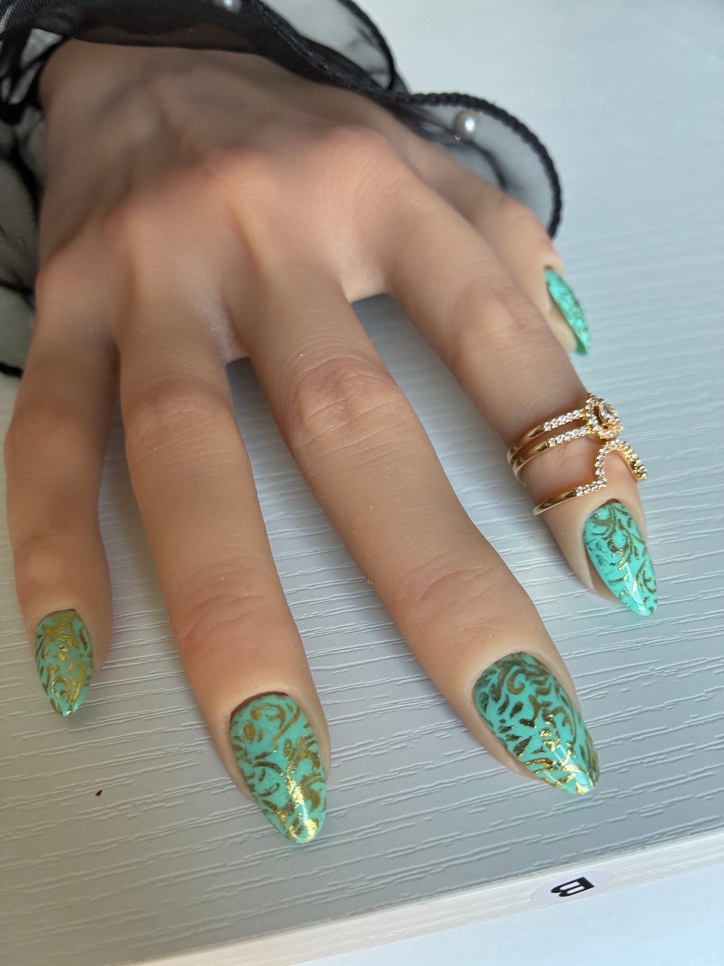 Victoria turquoise – Arabesques dorées – Amande S