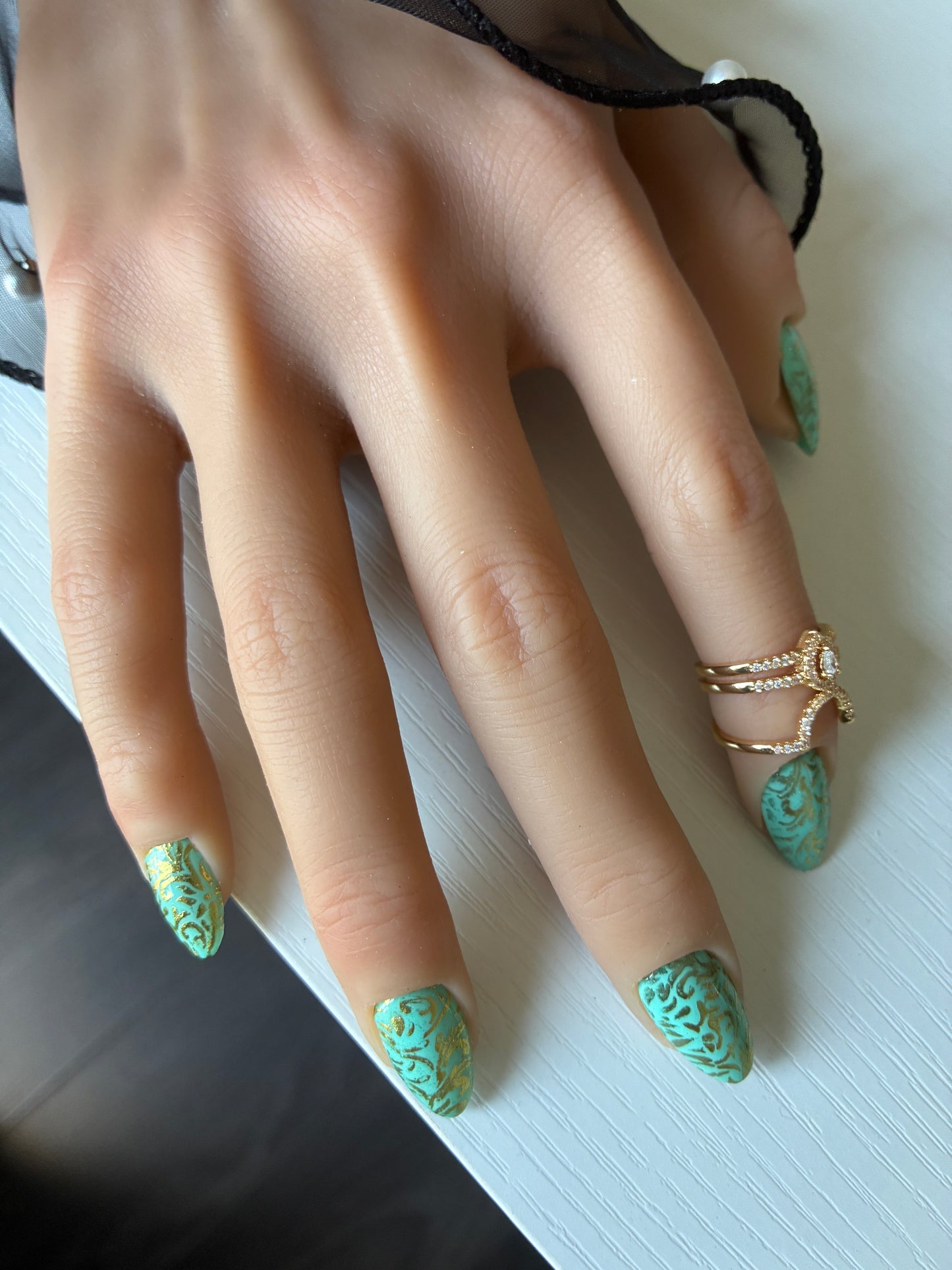 Victoria turquoise – Arabesques dorées – Amande S