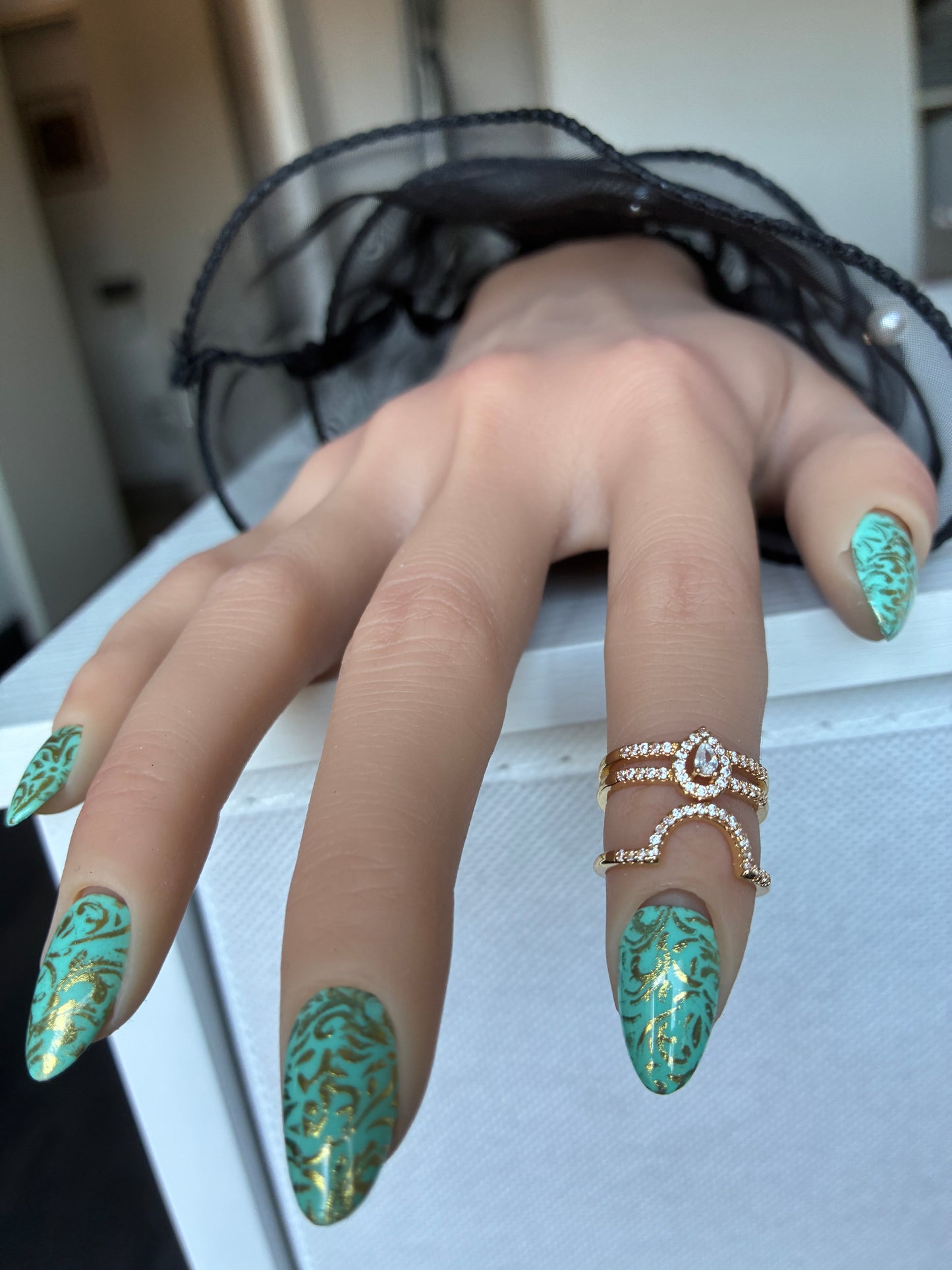Victoria turquoise – Arabesques dorées – Amande S