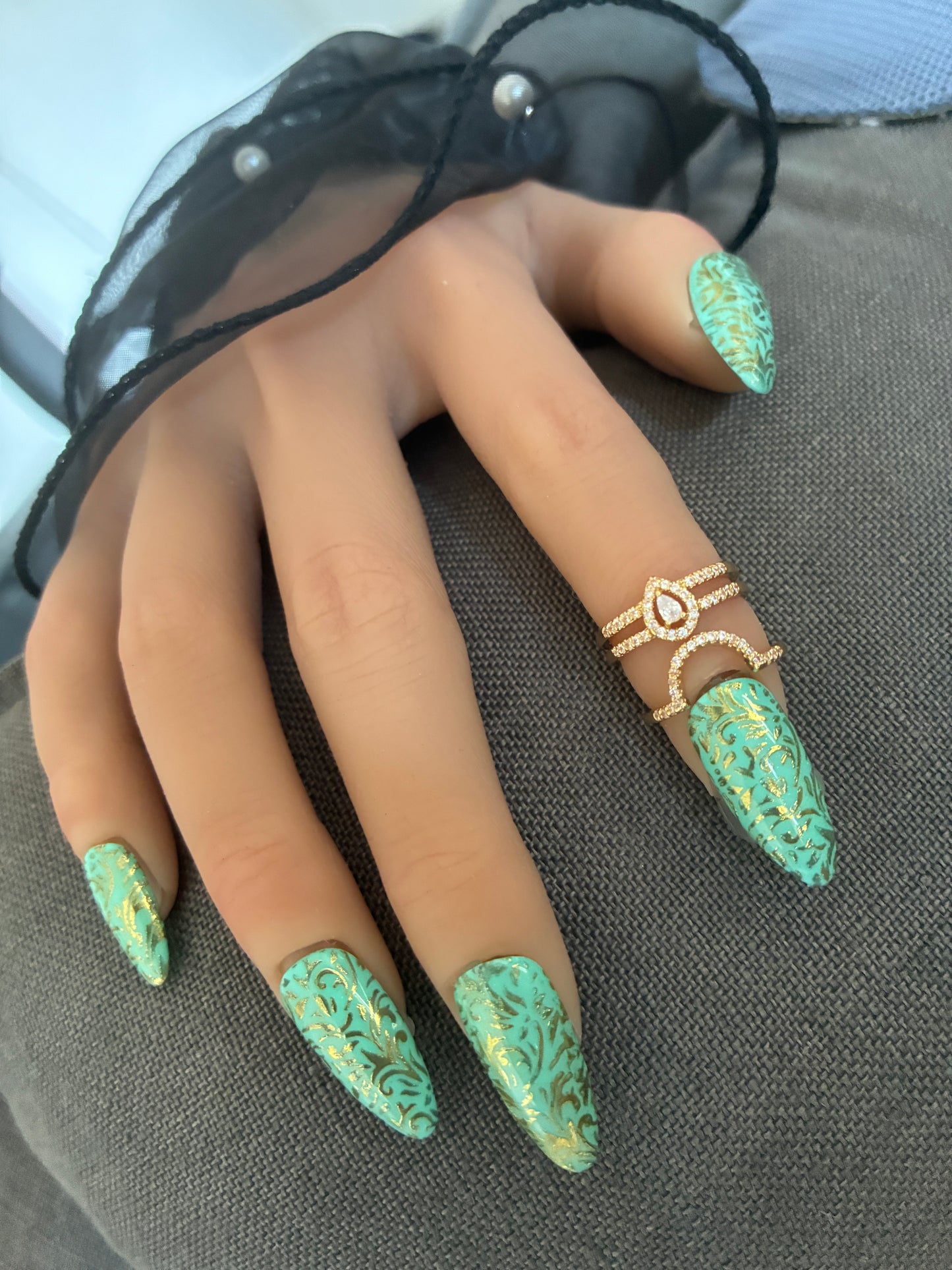 Victoria turquoise – Arabesques dorées – Amande M