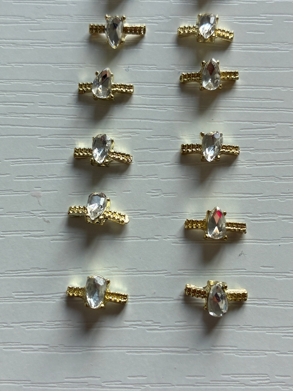 Bijoux d’ongles 3D dorés avec strass goutte – Lot de 12