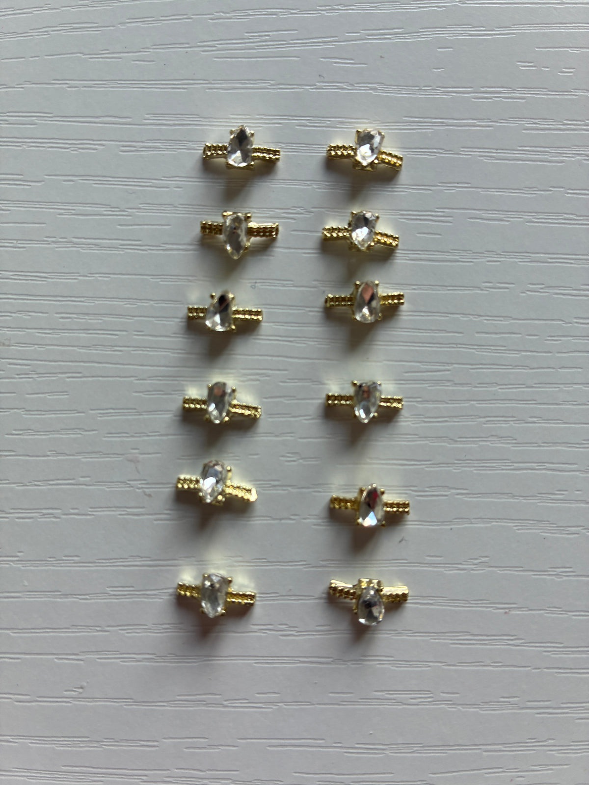 Bijoux d’ongles 3D dorés avec strass goutte – Lot de 12