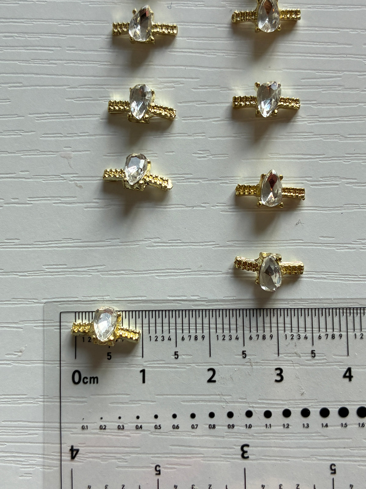 Bijoux d’ongles 3D dorés avec strass goutte – Lot de 12