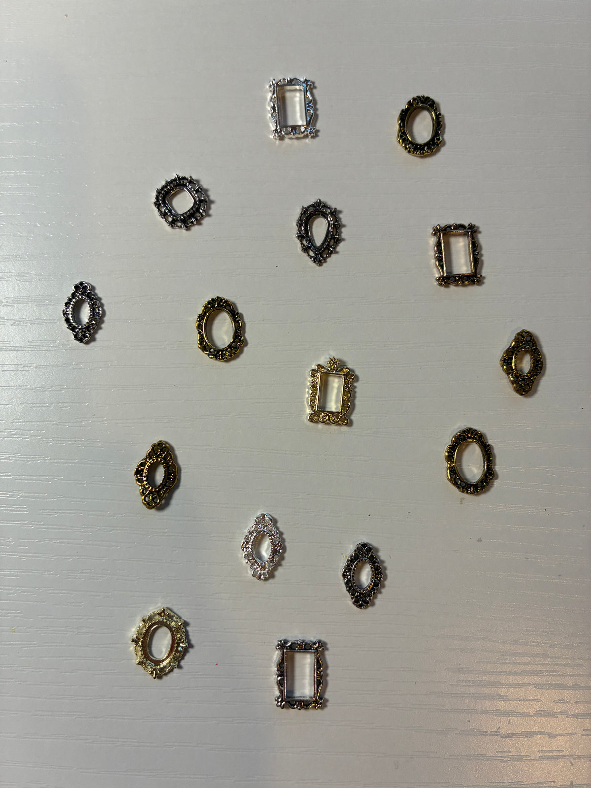 Cadres Nail Art assortis – Or, argent et noir – Lot de 15