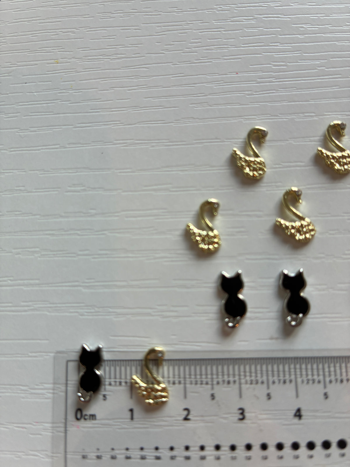 Bijoux d’ongles 3D chats noirs et cygnes dorés – Lot de 10