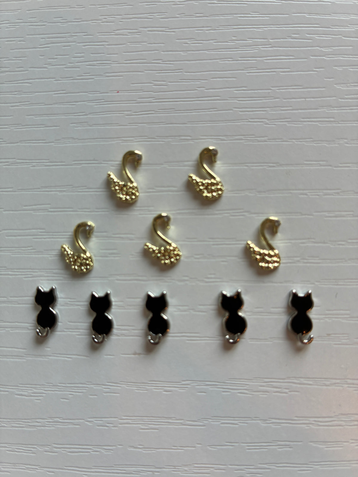 Bijoux d’ongles 3D chats noirs et cygnes dorés – Lot de 10