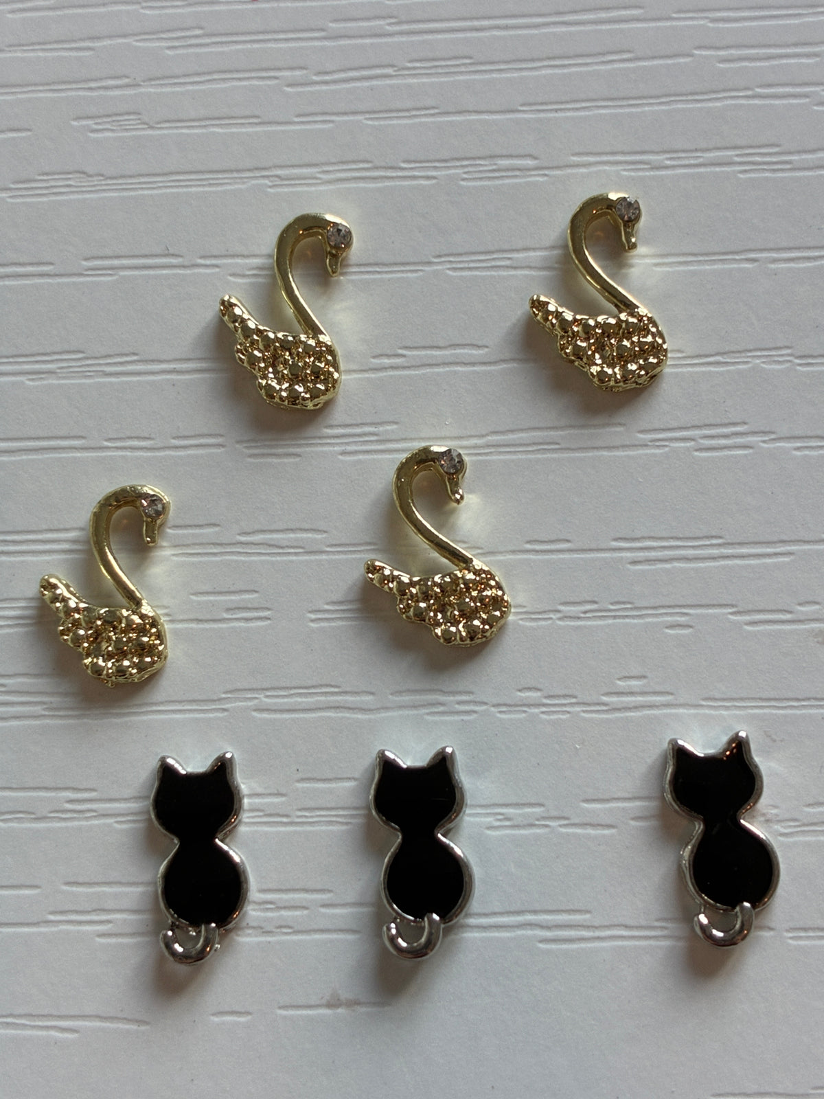 Bijoux d’ongles 3D chats noirs et cygnes dorés – Lot de 10
