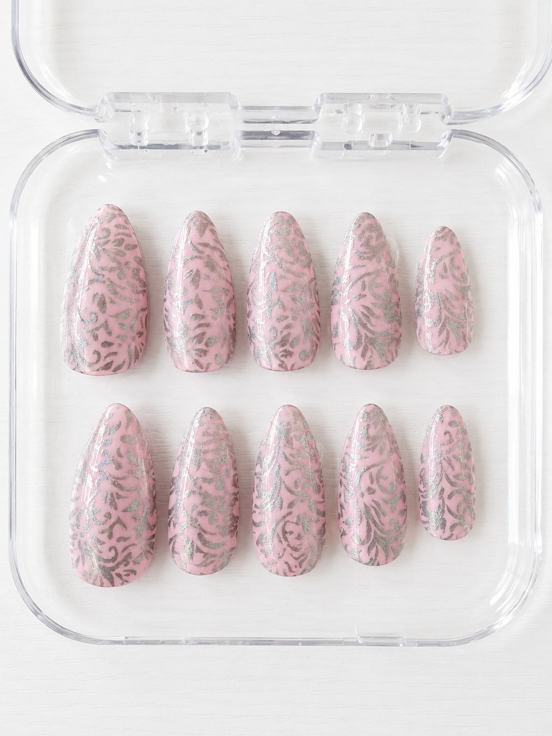 Victoria rose – Arabesques argentées – Amande M