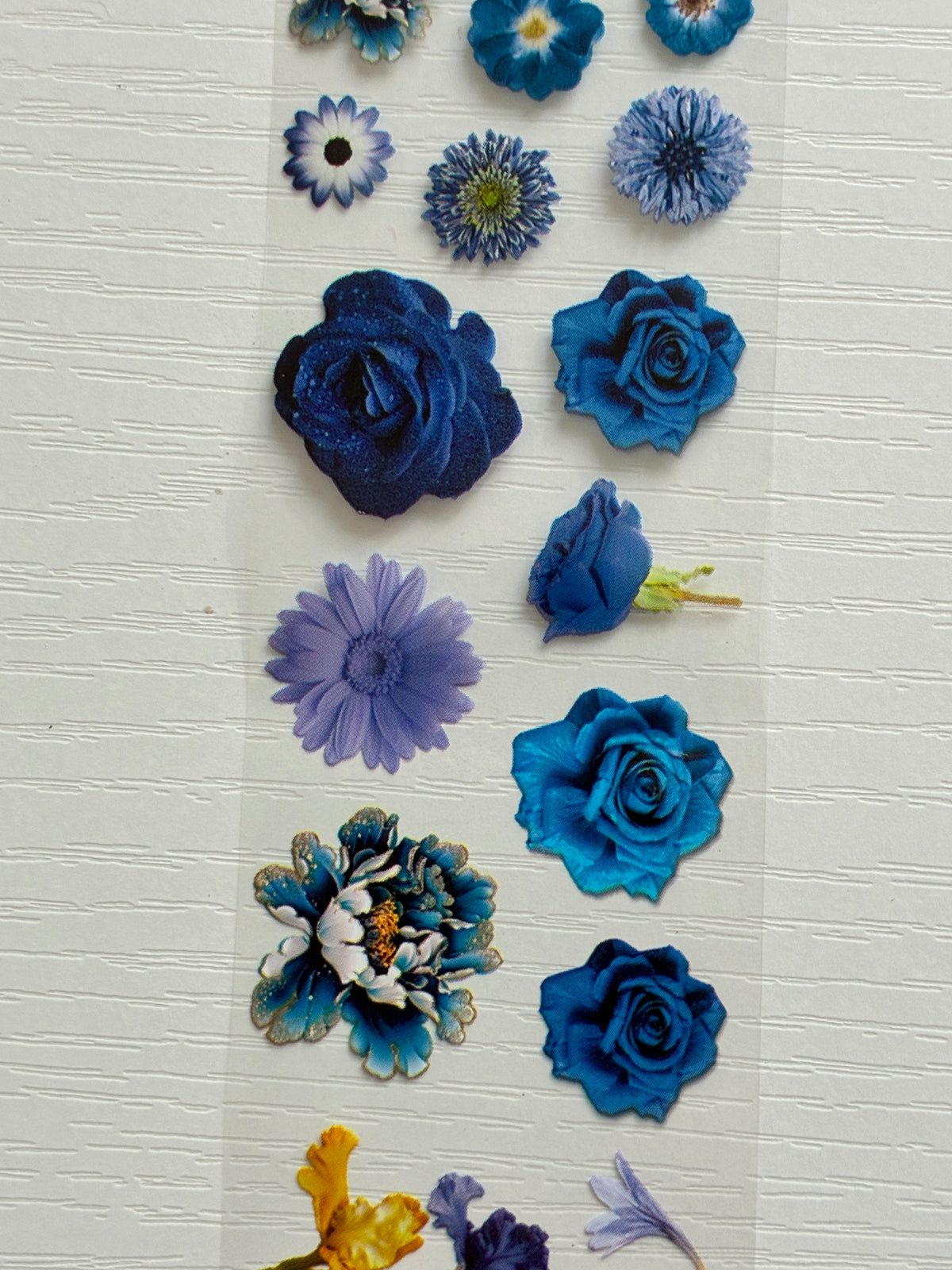 Foil Nail Art – Fleurs bleues et violettes
