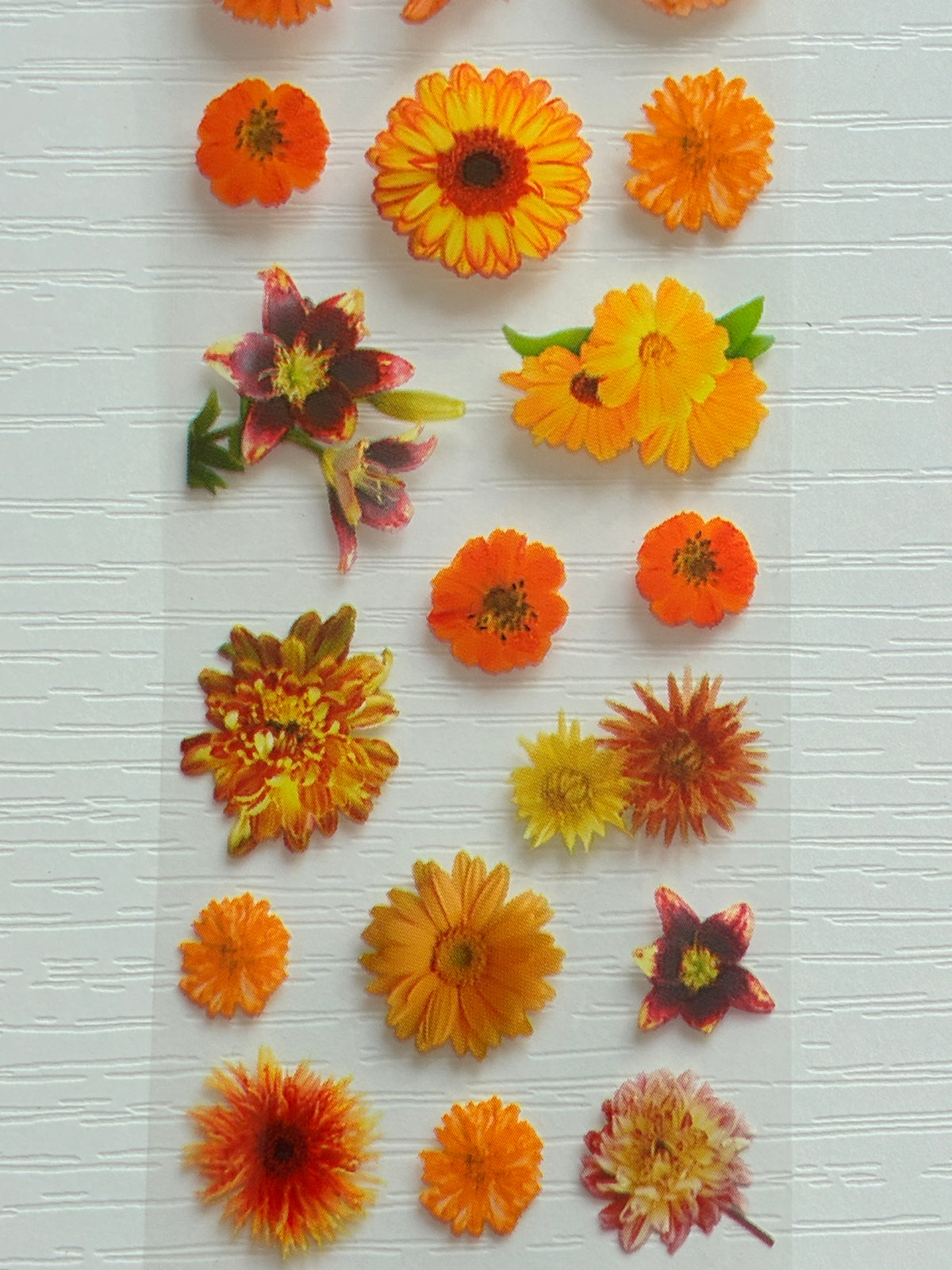Foil Nail Art – Fleurs orangées et multicolores