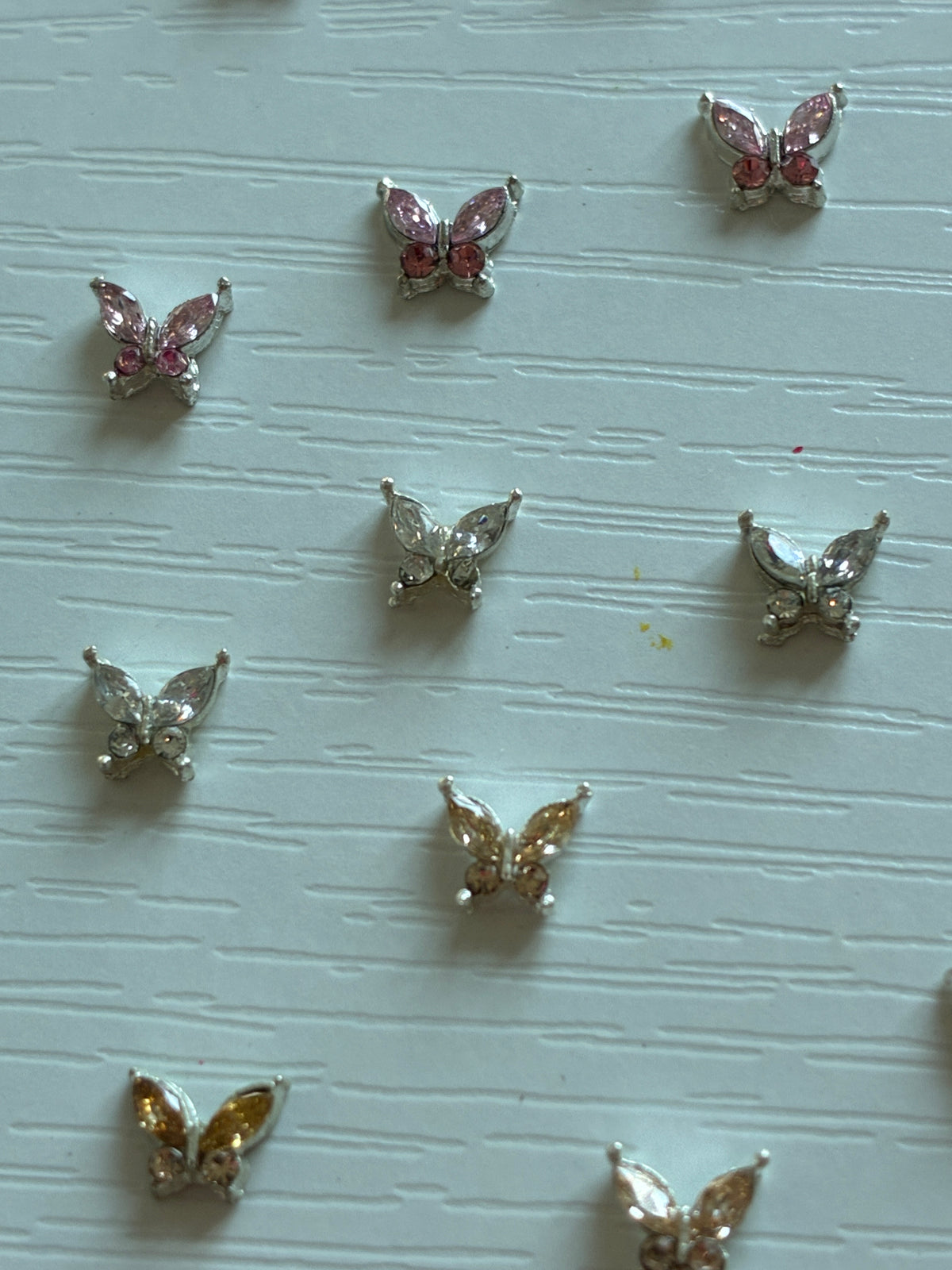 Bijoux d’ongles 3D papillons strass – Coloris aléatoires