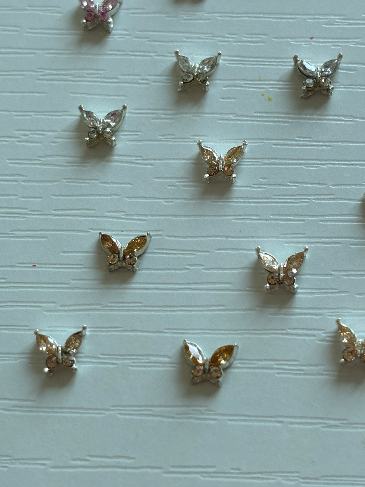 Bijoux d’ongles 3D papillons strass – Coloris aléatoires