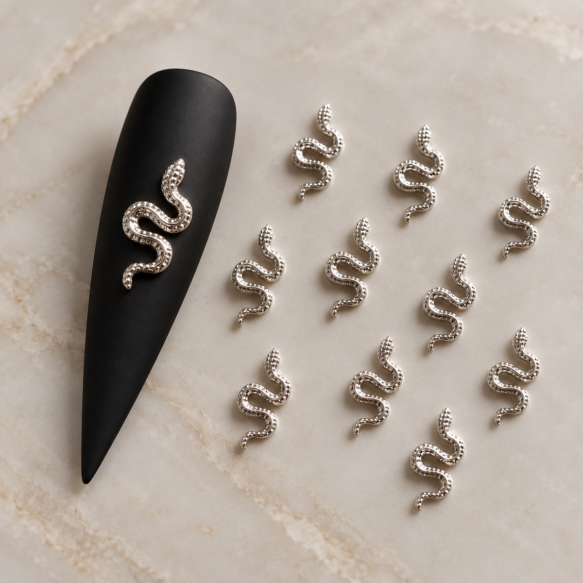 Bijoux d’ongles 3D serpents argentés – Lot de 10